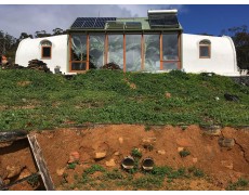 Memantau Efisiensi Energi pada Rumah Earthship